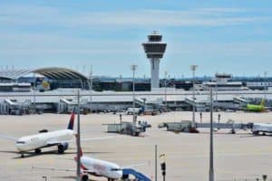 Der Flughafen München bietet eine gute Anbindung für Touristen