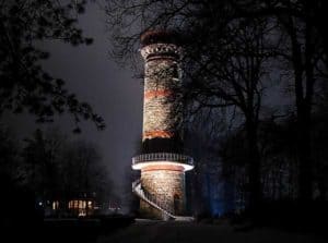 Der Wuppertaler Leuchtturm Toelleturm bei Nacht