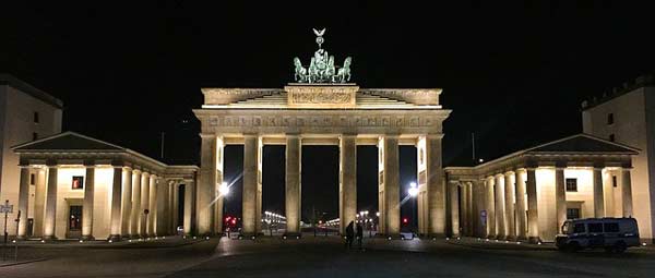Berlin - die deutsche Hauptstadt mit dem Brandenburger Tor - zieht jährliche viele Touristen in ihrem Bann