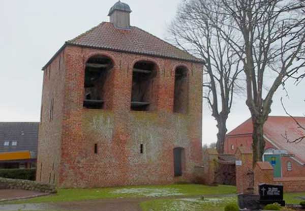 Der versetzte Kirchturm in Engerhafe (Copyright: www.deutschlandreise-online.de)