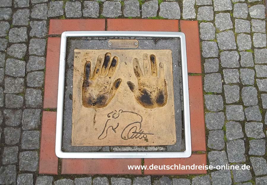 „Ottos“ Handabdruck auf der Wittmunder „Hands of Fame“